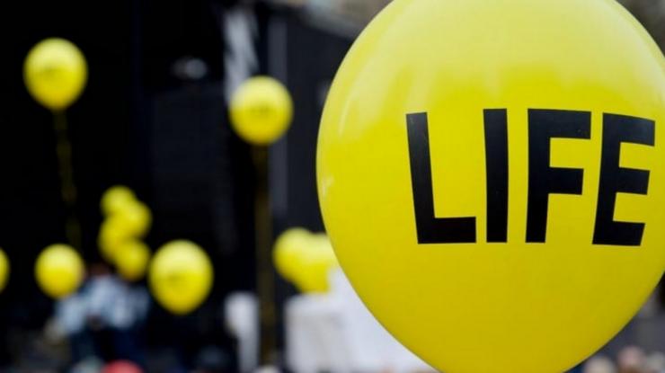 Kuvituskuva, jossa keltaisia ilmapalloja tekstillä LIFE.